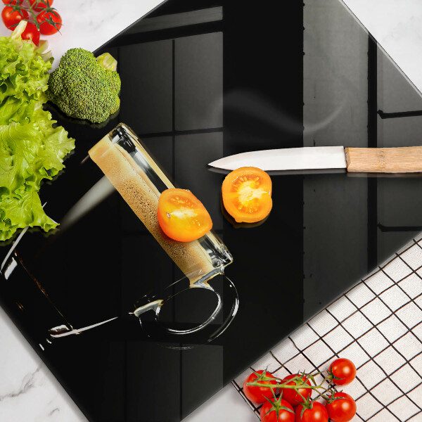 Tábua de cortar de vidro Um copo de café preto