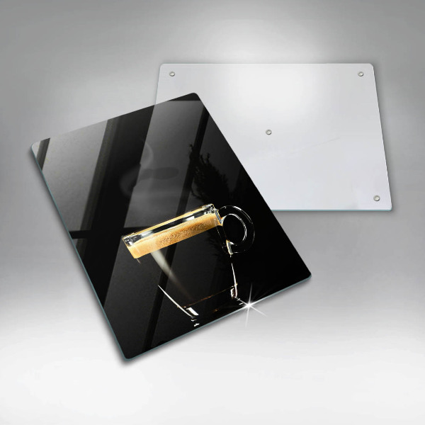 Tábua de cortar de vidro Um copo de café preto