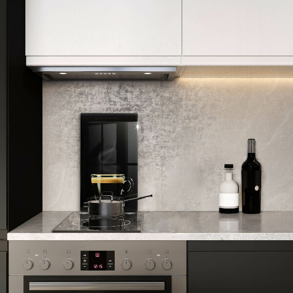 Tábua de cortar de vidro Um copo de café preto