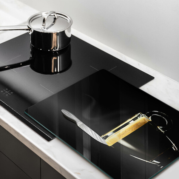 Tábua de cortar de vidro Um copo de café preto