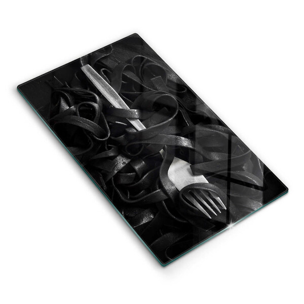 Tábua de corte Macarrão preto e um garfo