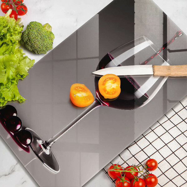 Tábua para corte Um copo e uvas