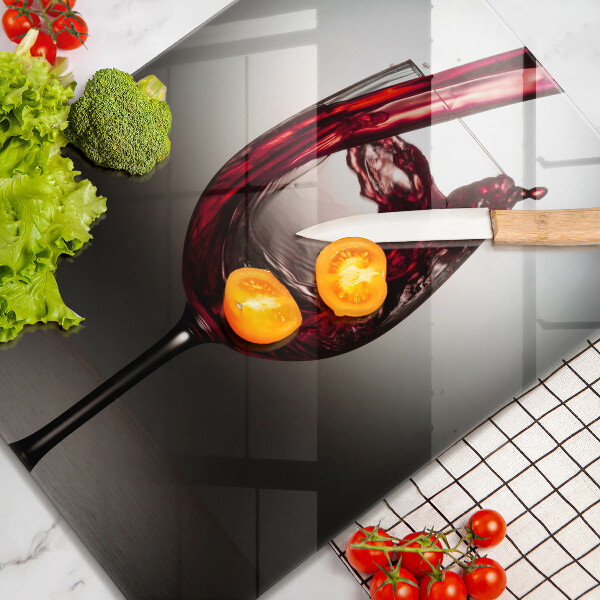 Tábua corte Um copo e vinho tinto