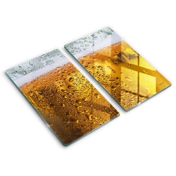 Tábua de corte de vidro Um copo de cerveja molhado