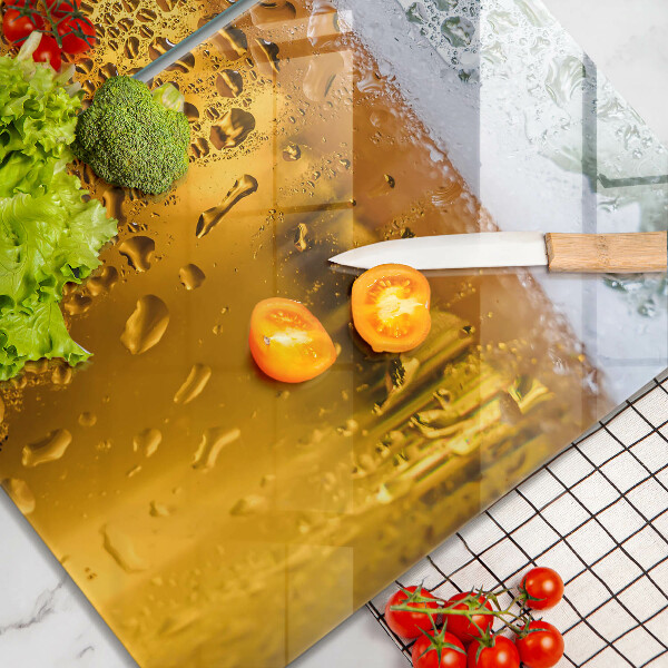 Tábua de corte de vidro Um copo de cerveja molhado