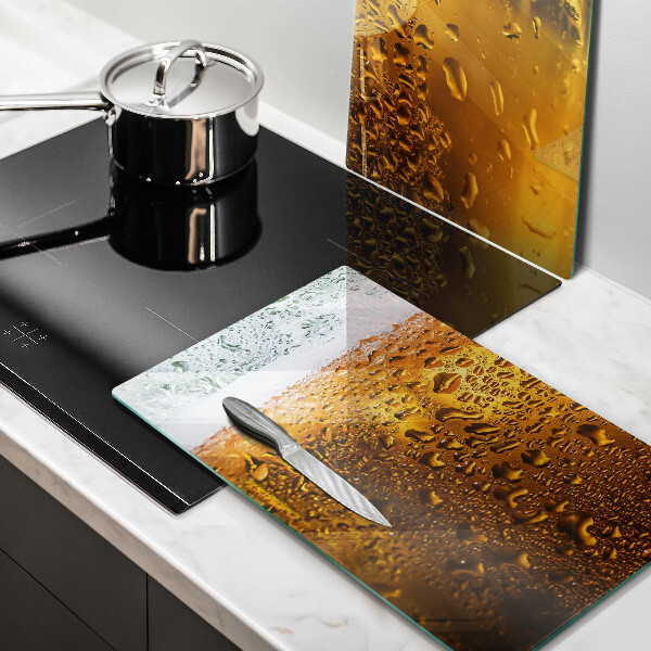 Tábua de corte de vidro Um copo de cerveja molhado