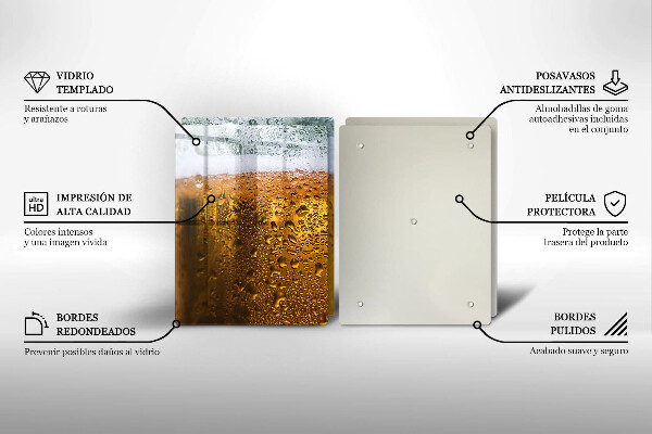 Tábua de corte de vidro Um copo de cerveja molhado