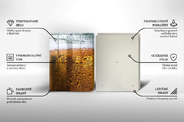 Tábua de corte de vidro Um copo de cerveja molhado