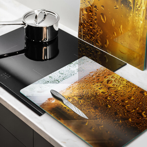 Tábua de corte de vidro Um copo de cerveja molhado