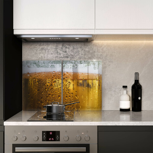 Tábua de corte de vidro Um copo de cerveja molhado