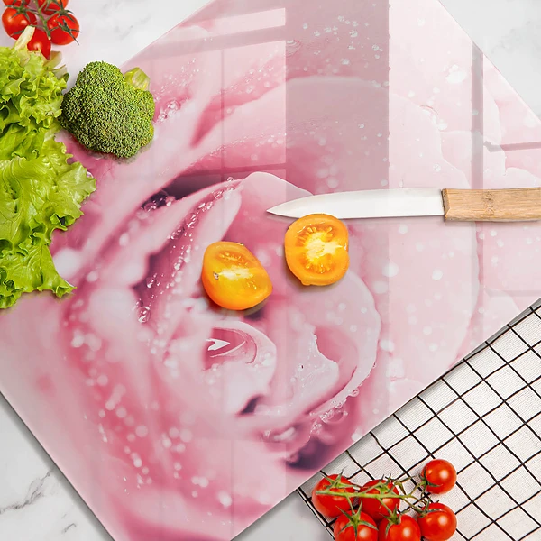 Tábua de cozinha com estampa de gotas de orvalho e flor de rosa