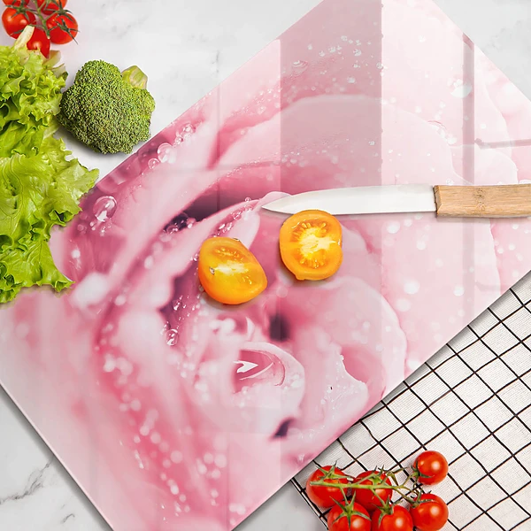 Tábua de cozinha com estampa de gotas de orvalho e flor de rosa