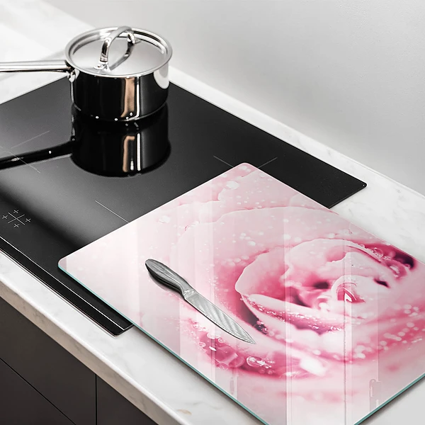 Tábua de cozinha com estampa de gotas de orvalho e flor de rosa