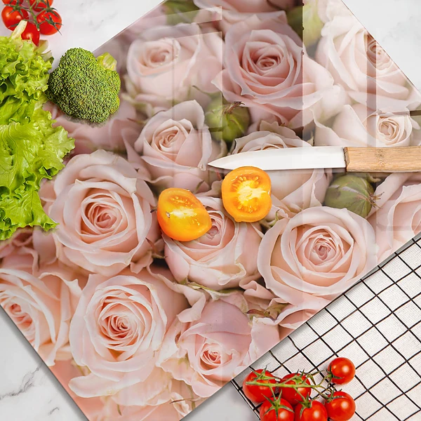 Tábua de corte com estampa de buquê de rosas delicadas