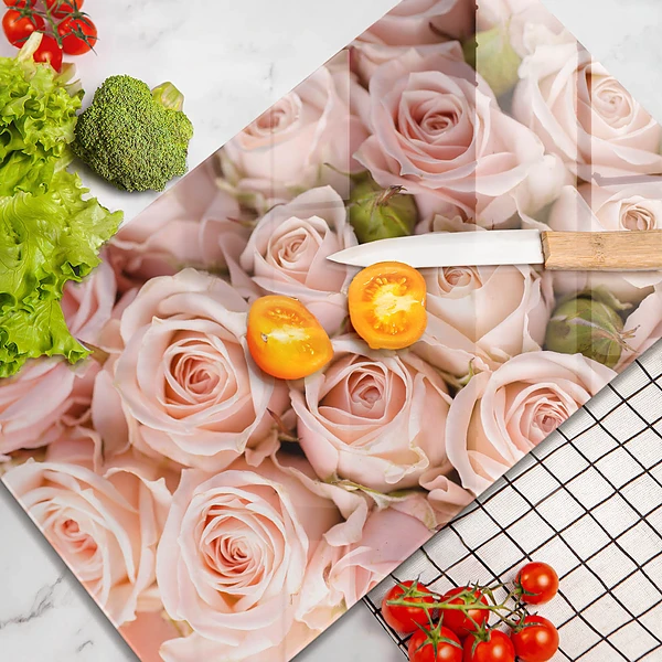 Tábua de corte com estampa de buquê de rosas delicadas