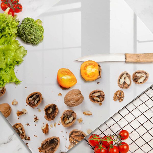 Tábua de cortar Nozes em fundo branco