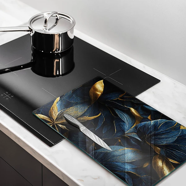 Tábua de corte com estampa de folhas decorativas e detalhes em ouro