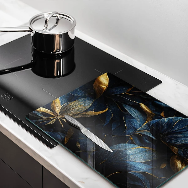 Tábua de corte com estampa de folhas decorativas e detalhes em ouro
