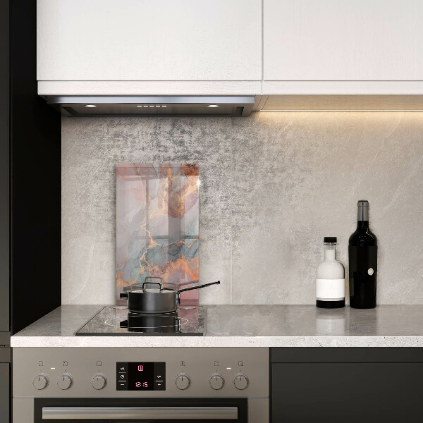 Tábua de cozinha em mármore com detalhes em dourado