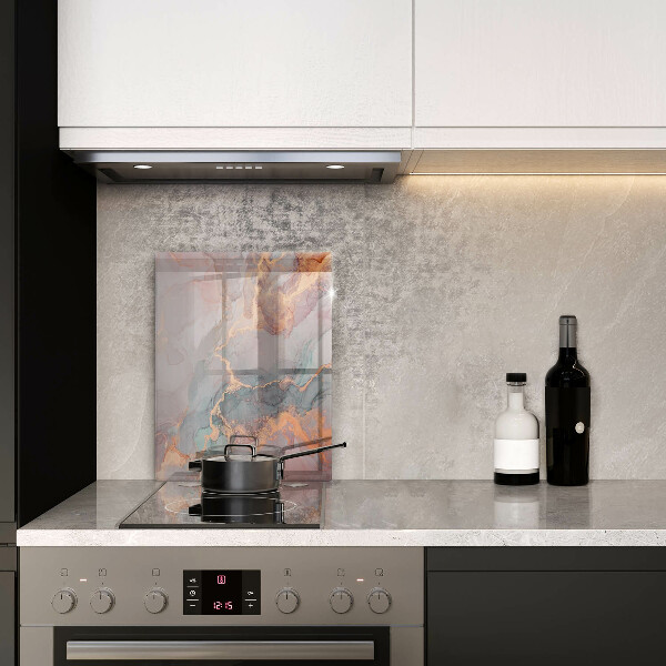 Tábua de cozinha em mármore com detalhes em dourado