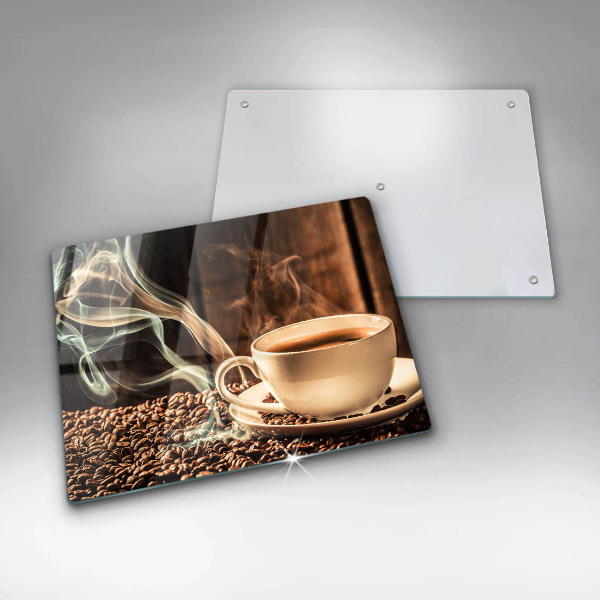 Tábua de corte de vidro Uma xícara e grãos de café