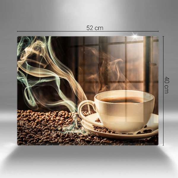 Tábua de corte de vidro Uma xícara e grãos de café