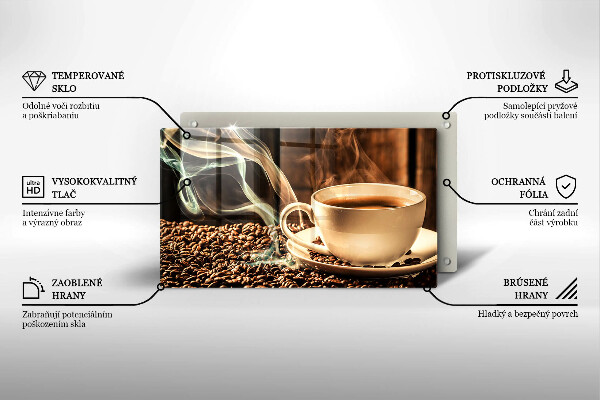 Tábua de corte de vidro Uma xícara e grãos de café