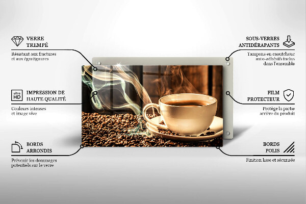 Tábua de corte de vidro Uma xícara e grãos de café