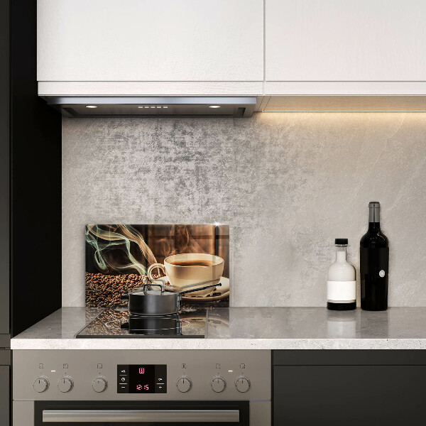 Tábua de corte de vidro Uma xícara e grãos de café