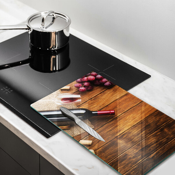 Tábua de corte Uma garrafa de vinho tinto