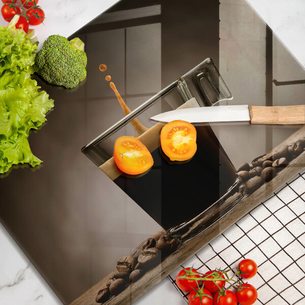 Tábua de cortar Um copo e grãos de café