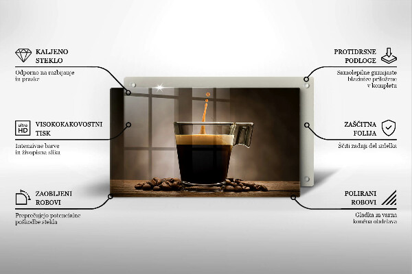 Tábua de cortar Um copo e grãos de café