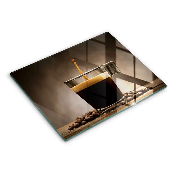 Tábua de cortar Um copo e grãos de café