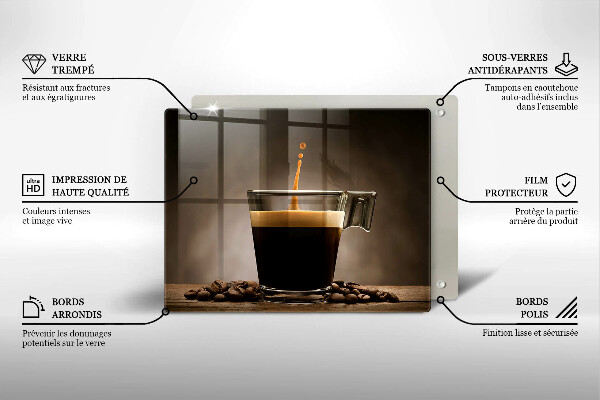 Tábua de cortar Um copo e grãos de café