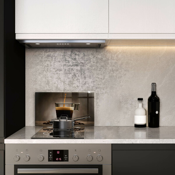 Tábua de cortar Um copo e grãos de café