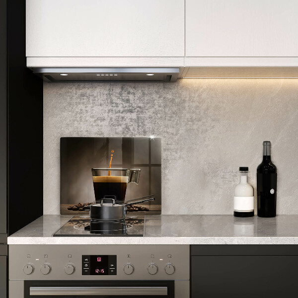 Tábua de cortar Um copo e grãos de café