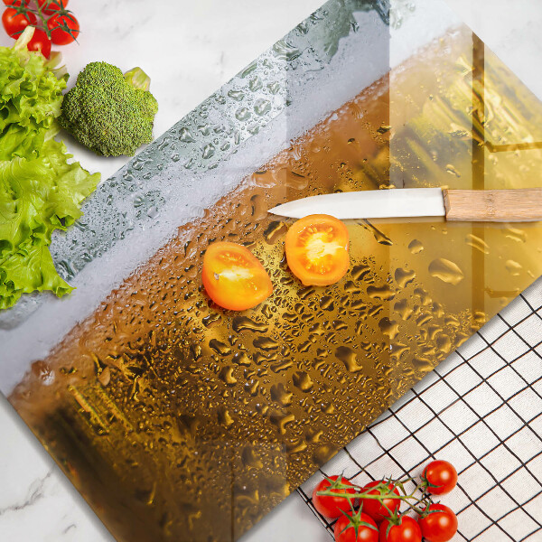 Tábua cozinha Um copo de cerveja molhado