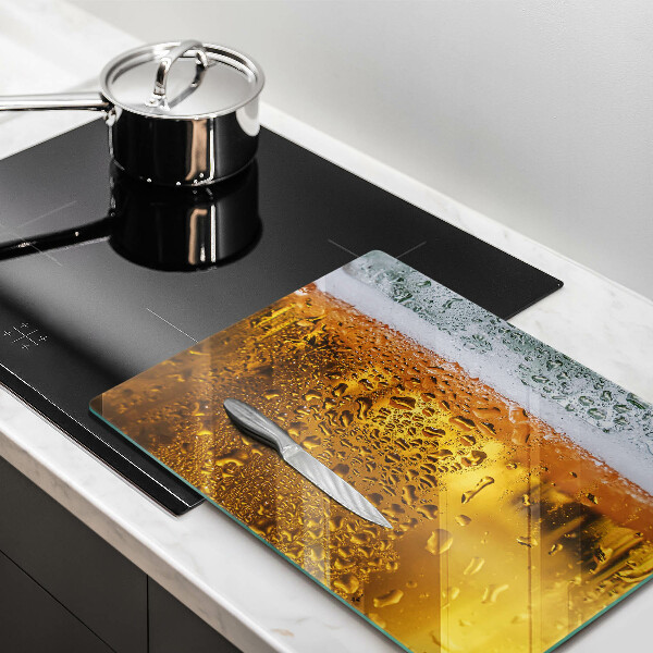 Tábua cozinha Um copo de cerveja molhado