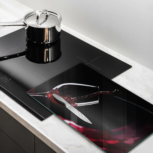 Tábua de corte Um copo de vinho tinto