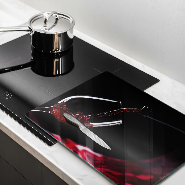 Tábua de corte Um copo de vinho tinto