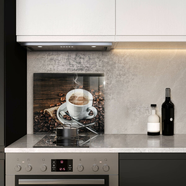 Tábua de cortar Uma xícara e grãos de café