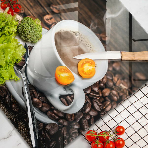 Tábua de cortar Uma xícara e grãos de café