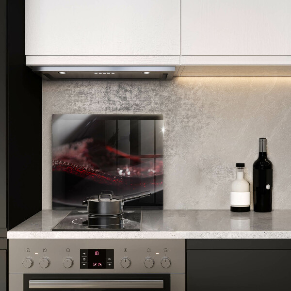 Tábua de corte de vidro Um copo de vinho tinto