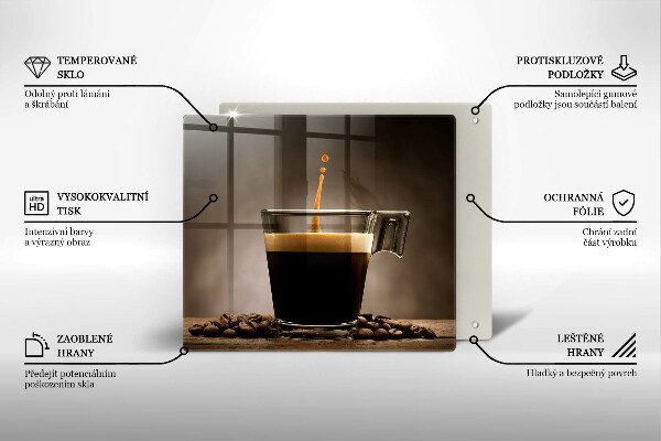 Tábua de corte Um copo e grãos de café