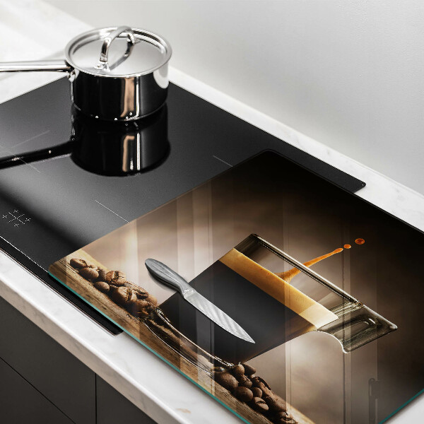 Tábua de corte Um copo e grãos de café