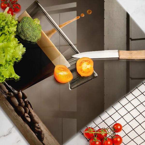 Tábua de corte Um copo e grãos de café