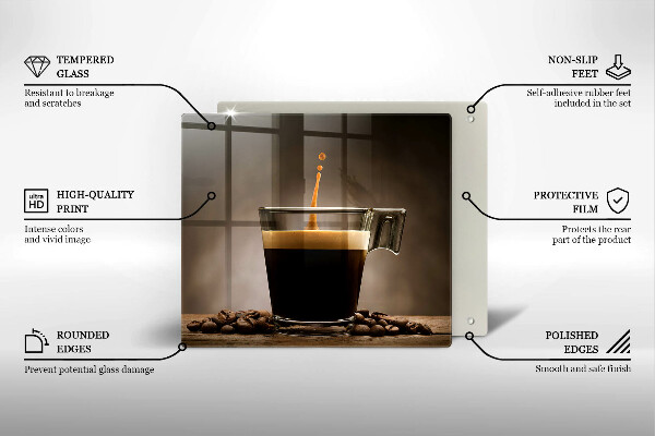 Tábua de corte Um copo e grãos de café