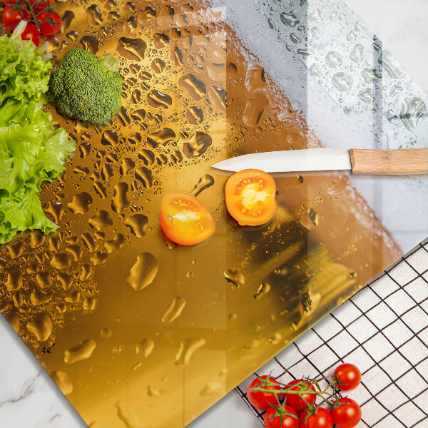 Tábua de cortar de vidro Um copo de cerveja molhado