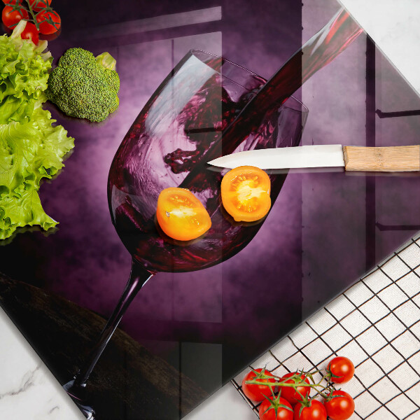 Tábua de corte de vidro Um copo de vinho