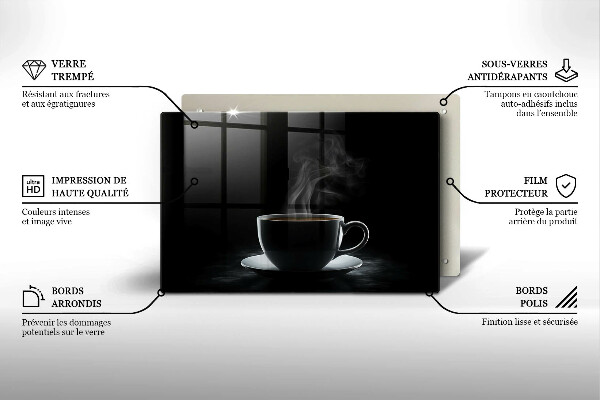 Tábua de corte de vidro Uma xícara de café quente